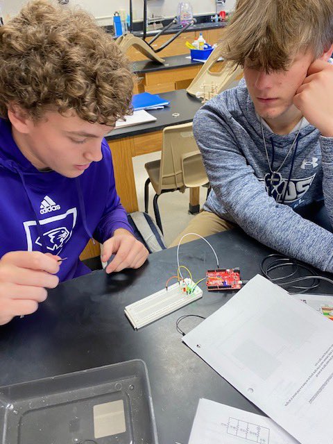 WCDS_Science's tweet photo. Students in #WCDSEngineering are studying electrical engineering currently. They have written code for their Arduino boards to make an LED light blink and eventually make a stoplight! #WCDSScience #WCDSUpperSchool #WCDSAcademicExcellence https://t.co/RgnyzhDQ76