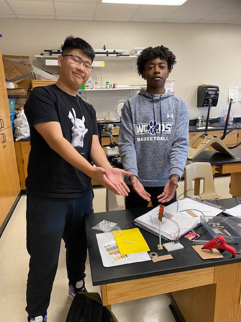 WCDS_Science's tweet photo. Students in #WCDSEngineering are studying electrical engineering currently. They have written code for their Arduino boards to make an LED light blink and eventually make a stoplight! #WCDSScience #WCDSUpperSchool #WCDSAcademicExcellence https://t.co/RgnyzhDQ76