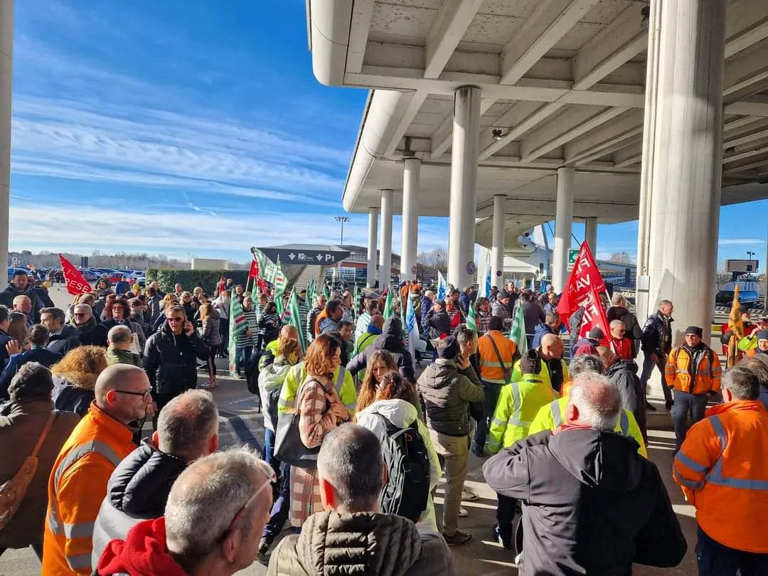 filtcgilMilano's tweet photo. 🔴 #MALPENSA: RISCHIO DI #DUMPING SOCIALE ROTTO IL TAVOLO DI TRATTATIVA, CHIEDIAMO GARANZIE
#filtcgil #presidio #airport #clausoladisito #clausolasociale https://t.co/blzqGakSMD