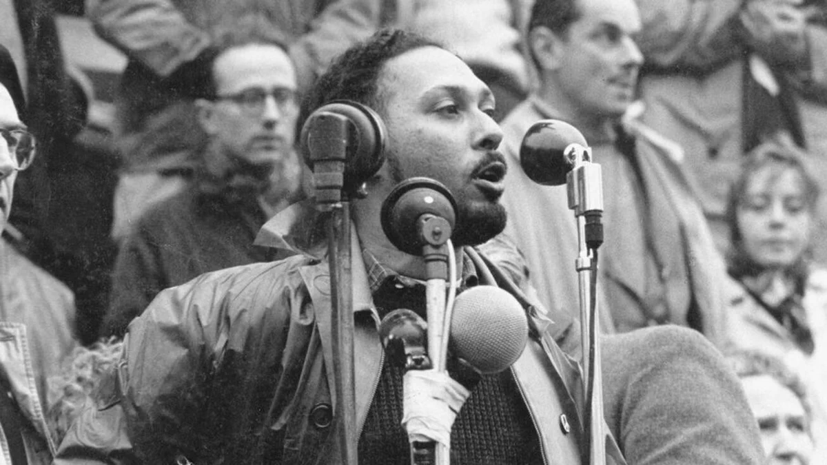 Stuart Hall speaks at a demonstration against nuclear armament in London in 1958 | Credits: Flickr / The Open University; CC BY-NC-ND 2.0