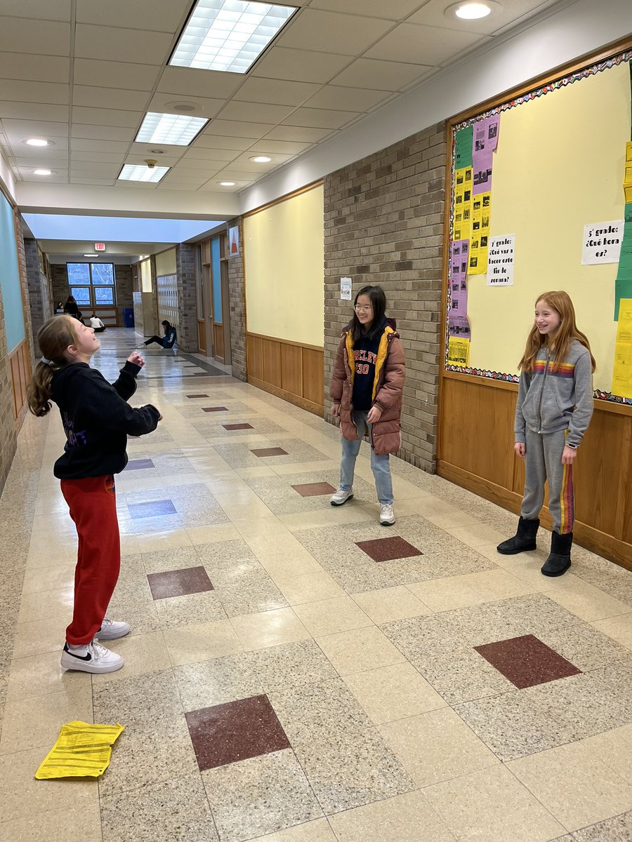 MurphySrta's tweet photo. ¡Estudiantes juegan en grupos para repasar días de fiesta! 🎉 @BobbyBellMS #WeAreChappaqua #SomosChappaqua https://t.co/lJ64Vca9ro