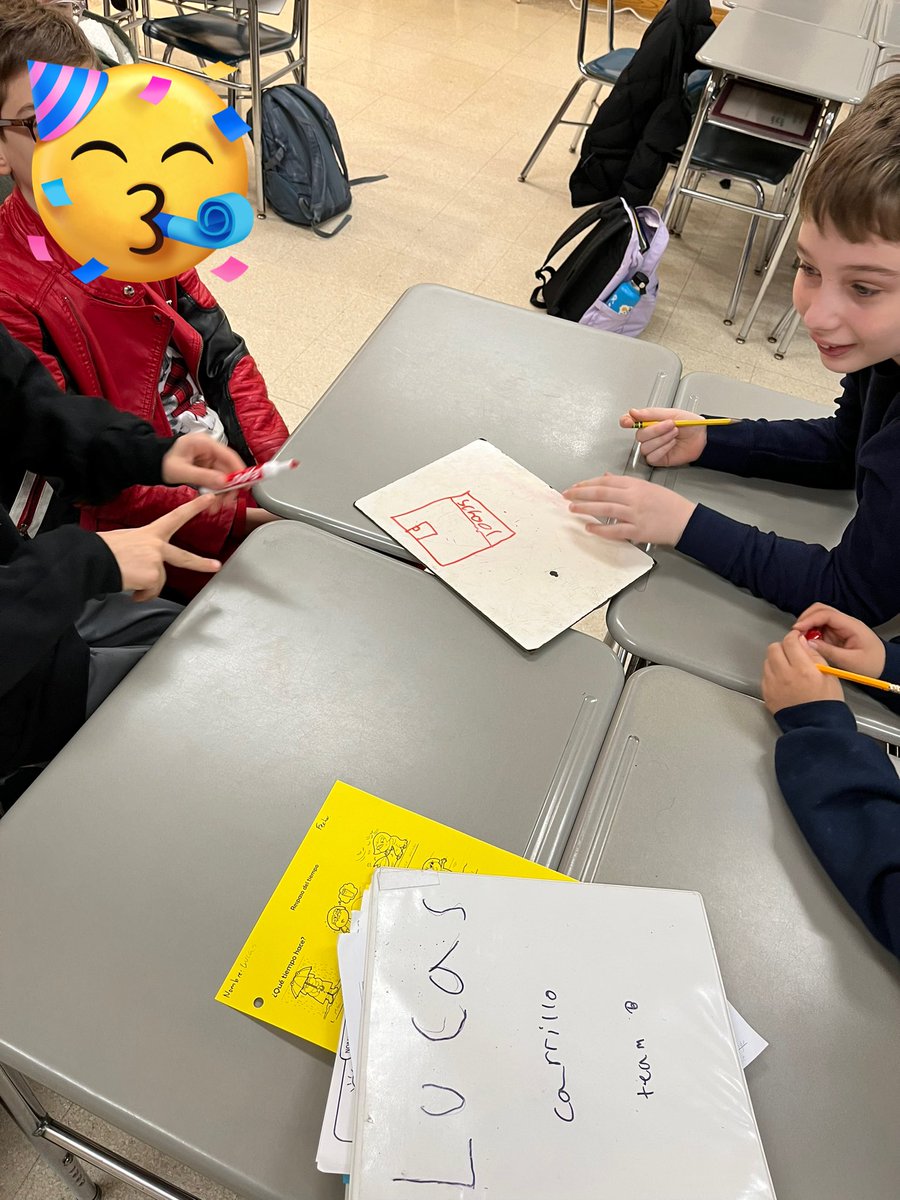 MurphySrta's tweet photo. ¡Estudiantes juegan en grupos para repasar días de fiesta! 🎉 @BobbyBellMS #WeAreChappaqua #SomosChappaqua https://t.co/lJ64Vca9ro