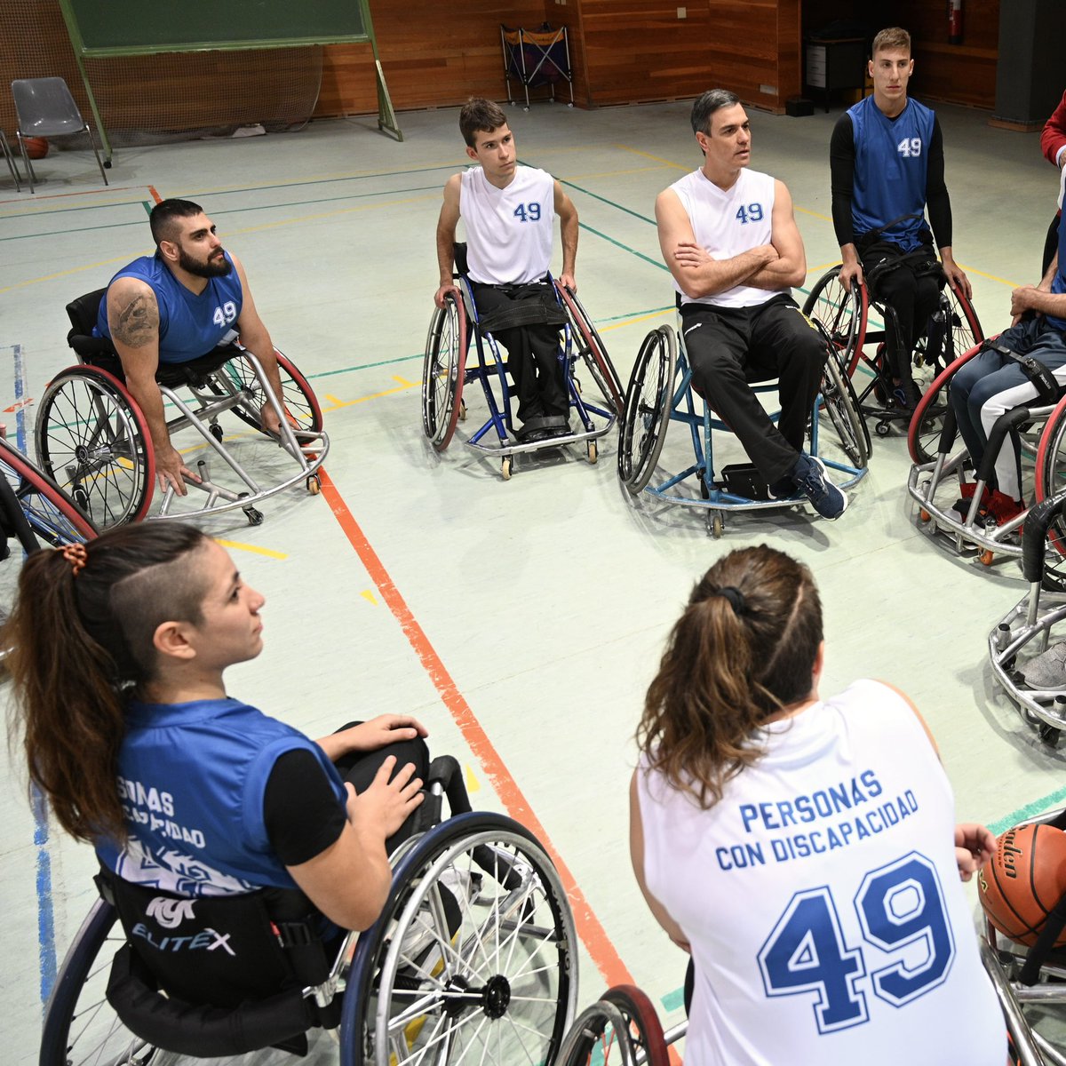 deportegob's tweet photo. Una Ley del Deporte referente en materia de inclusión no basta para integrar a las personas con discapacidad.

Por eso el presidente del Gobierno y jugadores del @fdifundbsr y @GetafeBSR lucieron con orgullo el número 49, que promueve la reforma de la Constitución. https://t.co/DuuTfTWWC7