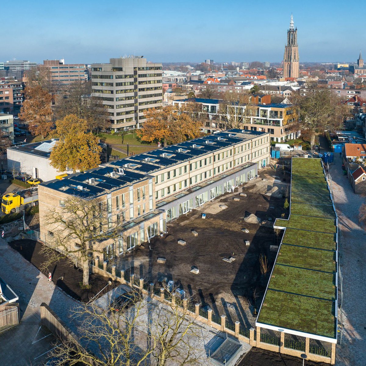 𝐒𝘁𝗮𝗱𝘀𝘄𝗼𝗻𝗶𝗻𝗴𝗲𝗻 𝗭𝗼𝗻𝗻𝗲𝗵𝗼𝗳𝟭𝟬 𝗔𝗺𝗲𝗿𝘀𝗳𝗼𝗼𝗿𝘁 𝐨𝐩𝐠𝐞𝐥𝐞𝐯𝐞𝐫𝐝
Het voormalige GGD-kantoor is getransformeerd naar 9 stadswoningen en er zijn drie herenhuizen toegevoegd. Het is een gemeentelijk monument in de architectuurstijl ‘brutalisme’.