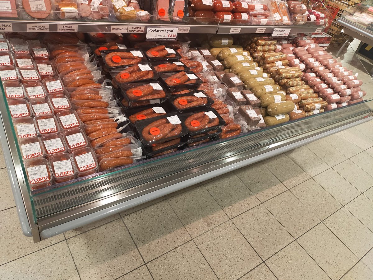 MAANDACTIES voor februari!
Gebraden kipkluifjes per 150 gram of Indische gehaktballetjes per 100 gram, voor maar € 1,00!
4 kip gehaktballen, voor maar € 2,99!
En een landleverworst van 500 gram voor maar € 2,50 per stuk!
Bij onze slagerijen in Boni Hattem, Loosdrecht &amp; Zwolle.