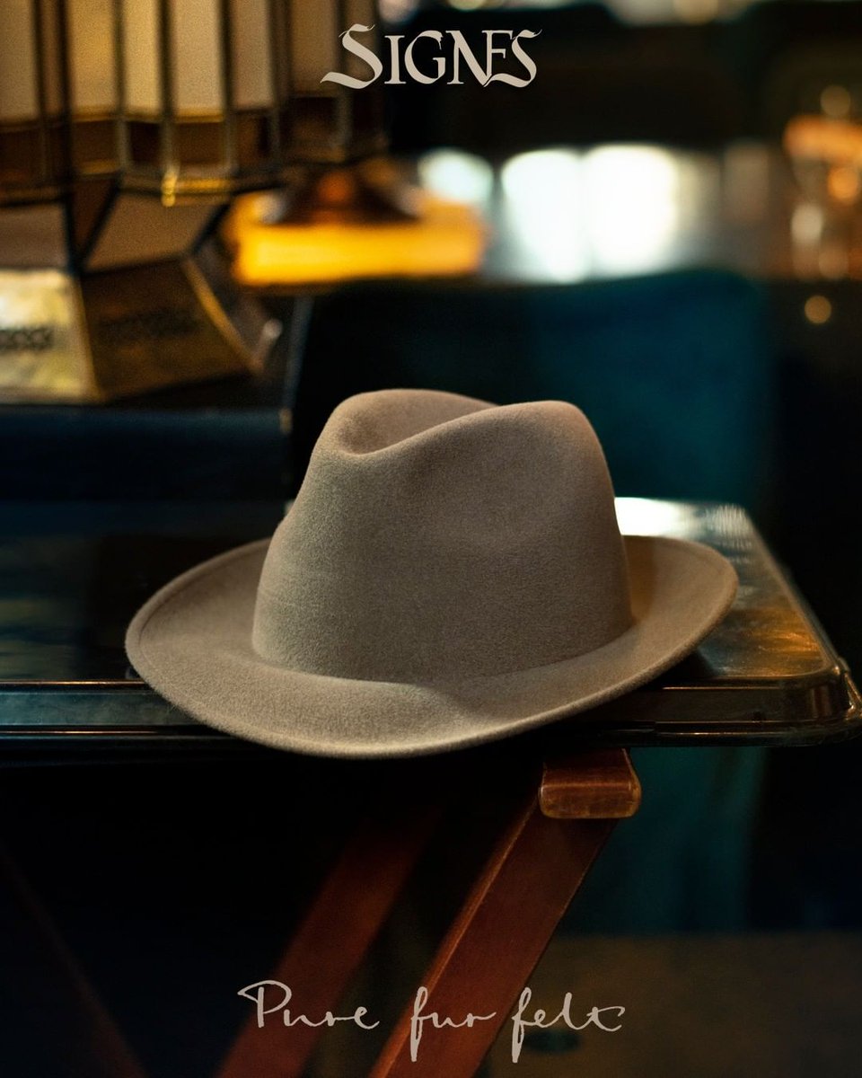 SignesHats's tweet photo. Desde Signes te presentamos otro de nuestros sombreros Trilby. Discreto, elegante y cómodo por sus dimensiones, lo hacen perfecto para usar este otoño-invierno a aquellos que apuestan por este clásico que enamora a quienes buscan un equilibrio entre lo Retro y lo moderno. https://t.co/wxntIp8fvB