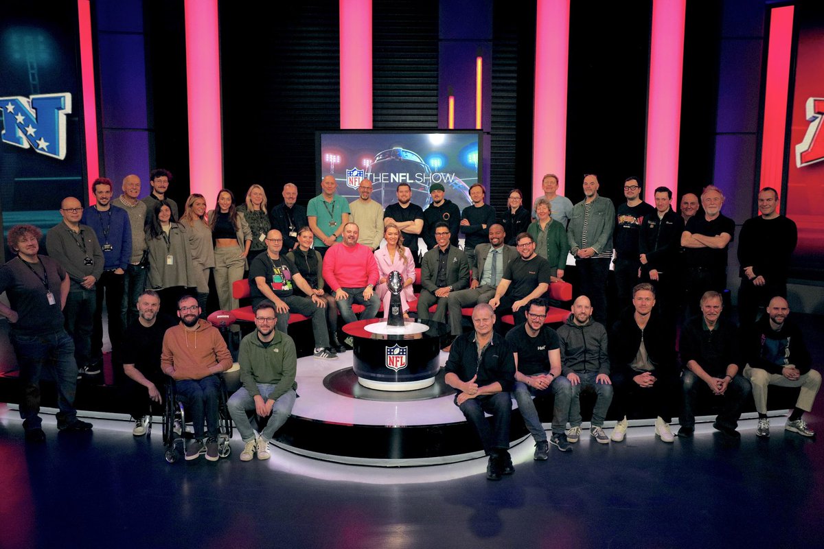 danchol's tweet image. Most Fridays since September, I've had the privilege of joining @JasonBell33, @OsiUmenyiora, @laura_woods and the fine team behind The NFL Show.

The season may be short but my god it was sweet.

All the best to those flying out to Arizona.