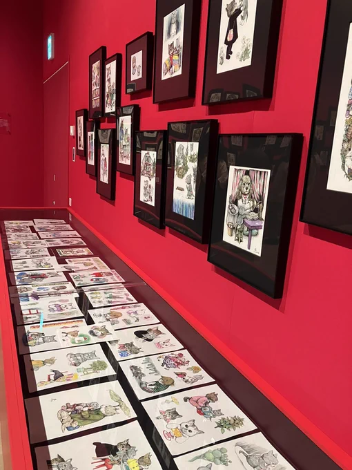 ヒグチユウコ展は膨大な展示数と緻密な線画に圧倒されるし入場もショップも30分待ちの混雑で
映画のイラストコーナーの「シャイニング」と見たばかりの「ルイス・ウェイン」に癒された
紙を貼り足した上からけっこう平気で描いてるのにホーとなる 