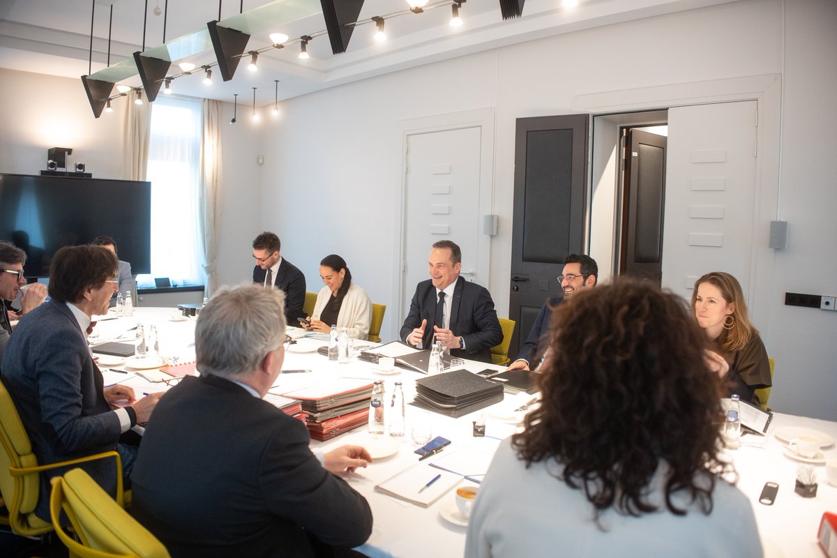 Merci au gouvernement wallon pour son chaleureux accueil lors du Conseil des Ministres conjoint de ce 2 février. Transfert de diverses compétences &amp; coopération renforcée en matière de #mobilité durable, #tourisme, #santé...

<a href="/eliodirupo/">Elio Di Rupo</a> 
<a href="/OliverPaasch/">Oliver Paasch</a>