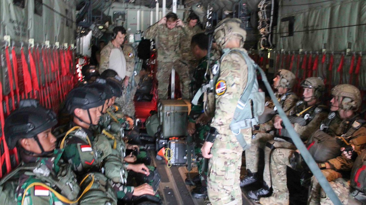JatosintRSV's tweet photo. Earlier today soldiers from 🇮🇩🇺🇸 Air Force Special Operations Command #PASGAT #AFSOC carried out bilateral military free fall and static line jump exercises in East Java
📸Kopasgat https://t.co/1C8aZMiGdo