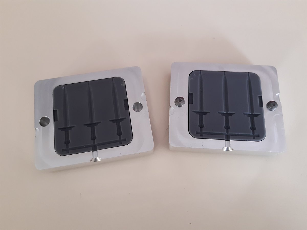 Grace a cette merveille, nous avons pu réaliser un moule pour des épée Playmobil(R) pour l'injection plastique CC <a href="/HoliMaker/">HoliMaker</a> (bon ok, petit problème : le canal est trop fin, du coup les deux épée extérieures ne sont pas alimentées correctement)