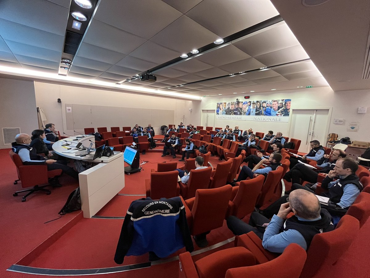 PorteparoleGN's tweet photo. Le séminaire des commandants d'unités spécialisées #montagne🏔️ se termine. Trois jours de riches échanges à la Direction Générale : avancée du plan Montagne 20.24, bilan de l'année 2022, retour d’expérience et perspectives (formation, accompagnement des personnels, #innovation…) https://t.co/HO5BALQOpv
