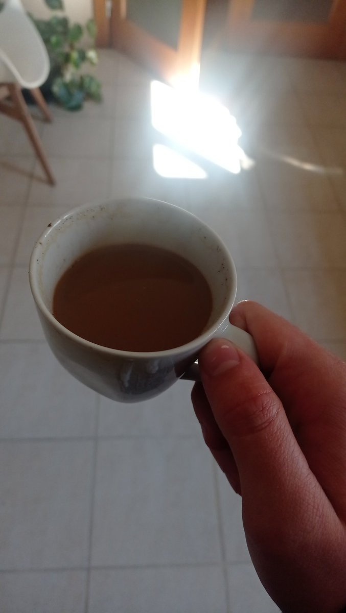 Odiar café e beber na mesma por causa da cafeína é elite