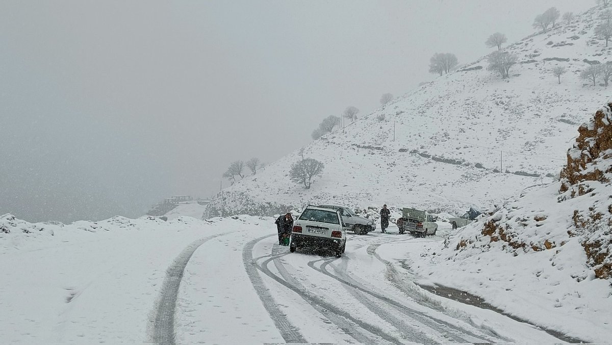 mordieu's tweet photo. Tak íránská odysea pokračuje. V horách začalo sněžit, takže cesta 200 km zpátky do Kermanšáhu se natáhla na nějakých 7 hodin. Především její první část je naprostý peklo, jízdu na řetězech střídají smyky a roztlačování. Dnes jsme ale už v teple a zítra vyrážíme směrem do Šírázu. https://t.co/CMh5JMI5i3