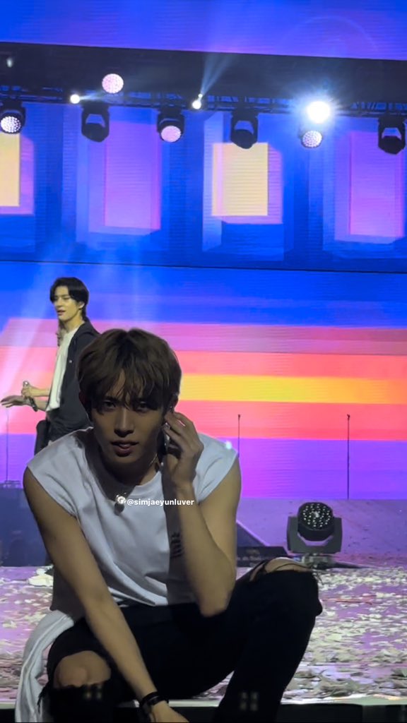 simjaeyunluver's tweet photo. LEE HEESEUNG U BETTER STOP RIGHT NOW 🤚🏻🤚🏻🤚🏻

#MANIFESTO_MANILA #ENHYPEN_IN_MANILA #MANILAFESTO https://t.co/SwuzJ66arl