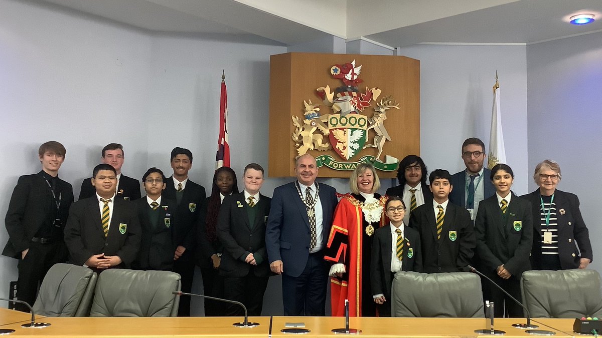 On 30th January Oak Wood School Council were invited to the #Mayors parlour to learn of her role and amazing work she supports in the #Hillingdon area. Pupils had a great time learning about the importance of service to their #community and even had their own debate and vote!