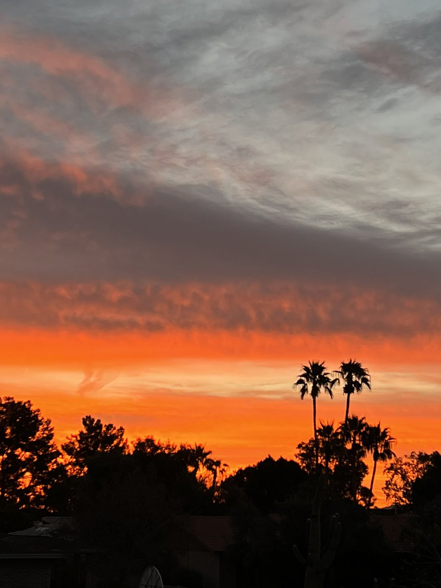 Good morning from #Arizona! Happy #Friday! #azwx #azfamily #beon12 #fridaymorning #nofilter #sunrise