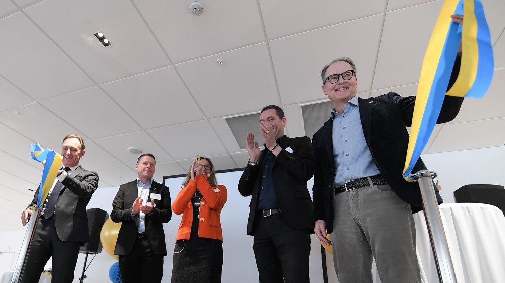 Nu är äntligen Landvetters nya terminal invigd! Näringslivs- och kommuntoppar var på plats och klippte bandet med flygplatschef Anna Strömwall och Swedavias vd Jonas Abrahamsson som också firade den nya direktlinjen till New York.  swedavia.mynewsdesk.com/pressreleases/…