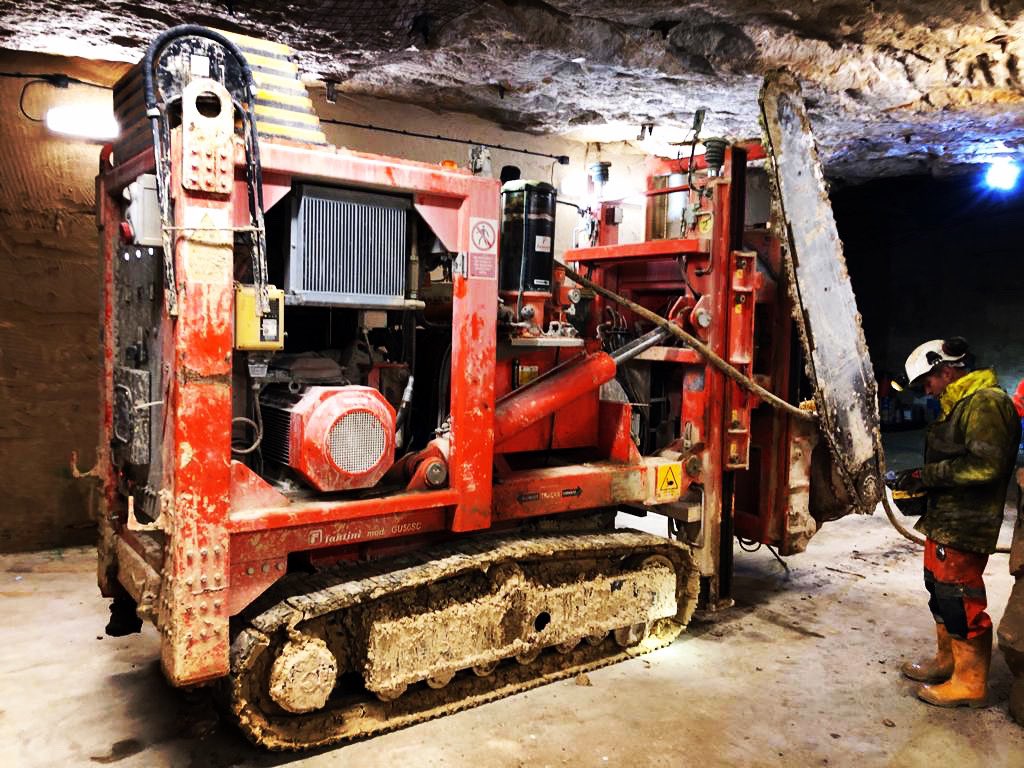 Lovell_Stone's tweet photo. One of our fantini GU50’s in the Hartham Park underground workshop ready for servicing. 

#harthamparkbathstone #bathstone #undergroundmine #britishstone #naturalstone #fantini https://t.co/5FWjPGr3sH
