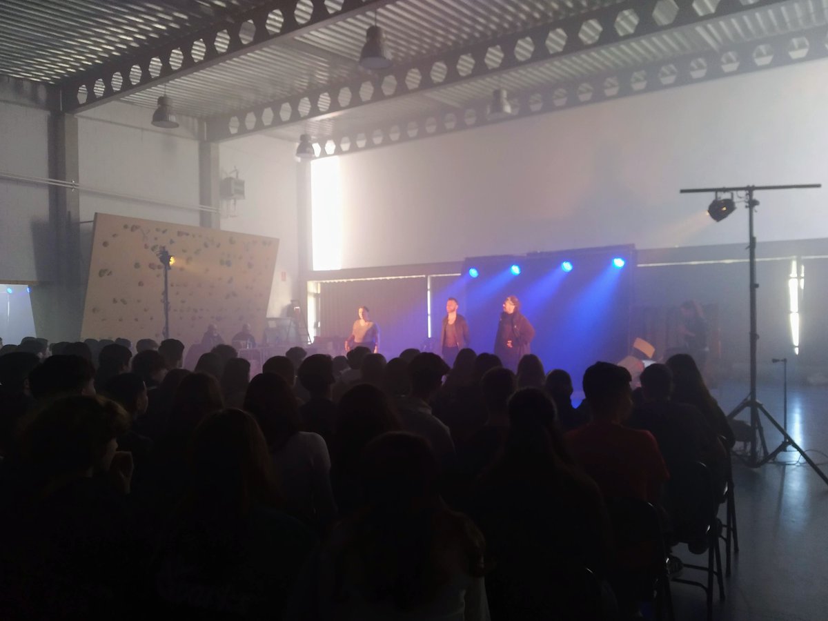 IRocagrossa's tweet photo. Avui ens ha visitat @caravanaarts i ha representat l’obra "Mix Mitos", una actualització dels mites grecs que hem llegit a 3r d’ESO a Llengua Castellana.
@TEATRECBS @ceabcsic #ccclloret23 #ccclloret
#aneualteatre #ExploraPensaCreix https://t.co/Nu1LdV12Uf