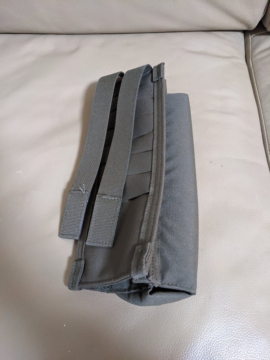 T43375812's tweet photo. Firstspear製Aqualungエアボトルポーチ
8000円

非常に珍しいアイテムだと思います。
Aqualung SEA MK2を収納できるポーチです。
3枚目、4枚目の写真のように使用します。
※3枚目、4枚目とは同一商品ではないので注意ください。
#ミリタリー物販 https://t.co/ZwIdbd0f26