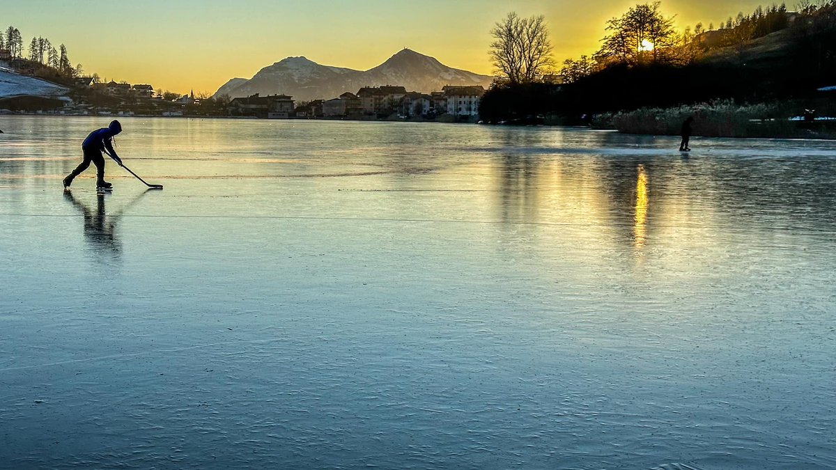 visitpine's tweet photo. Con un pò di venticello e il lago ghiacciato, divertimento assicurato!
📍Siamo al lago di Serraia
📸scatto di Alberto Moser
N.B. non avventurarsi sul lago se non si è sicuri della consistenza della superficie del manto ghiacciato su tutta la superficie del lago! #visitpinecembra https://t.co/StebPNPL8o