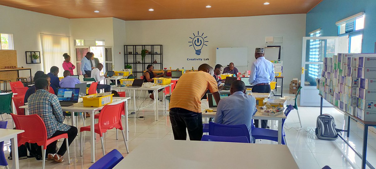 siirwanda's tweet photo. Where do we even begin? 🤩

We are always in awe of this #SIIAlumni's work! Consistently supporting teachers to incorporate #STEM activities into learning experiences, one classroom at a time ✊🏽

School is now fun, playful &amp; techie 😅 Thanks to @Creativity_rw!

#SFFRockstars https://t.co/Ye1fFgaZut