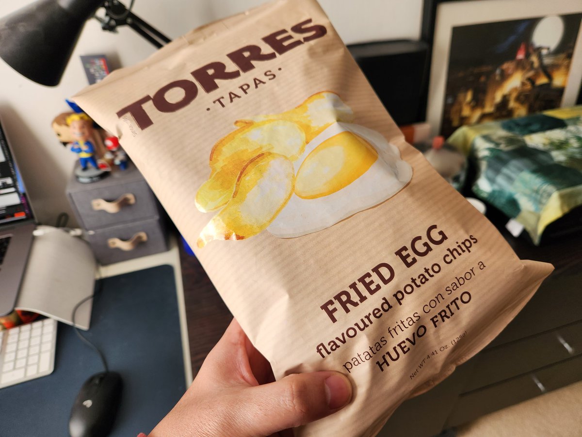 CaptNorth's tweet photo. Happy Friday everyone! Back for another ANDY'S #CRISPREVIEW. Love trying new and weird flavours, and this one from Torres is weird - fried egg flavour! Wasn't sure what to expect, but it's actually quite nice, does taste like fried egg & quite moreish. Surprisingly good. 8/10 https://t.co/sq5mSiwFJp