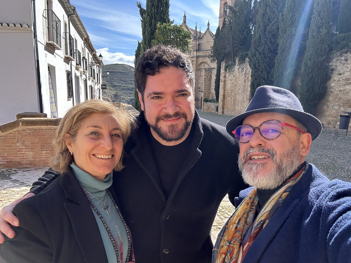 PacoPeramos's tweet photo. Esta foto 🤳 es de ayer mismo, @LuisJOlmedo grababa 🎥 su nueva promoción 🎬 🎞️ en nuestra #Alcazaba 🏰 y nos deshacíamos en halagos hacia nuestro #CAMPEONDELMUNDO de #micromagia, hoy #Antequera se suma con un #PremioEFEBO, ¡¡¡ ENHORABUENA 🎊🎉🎈 🎩 AMIGO !!! 😃🤗👏🏼👏🏼👏🏼👏🏼👏🏼 https://t.co/0aUuCfYHv0