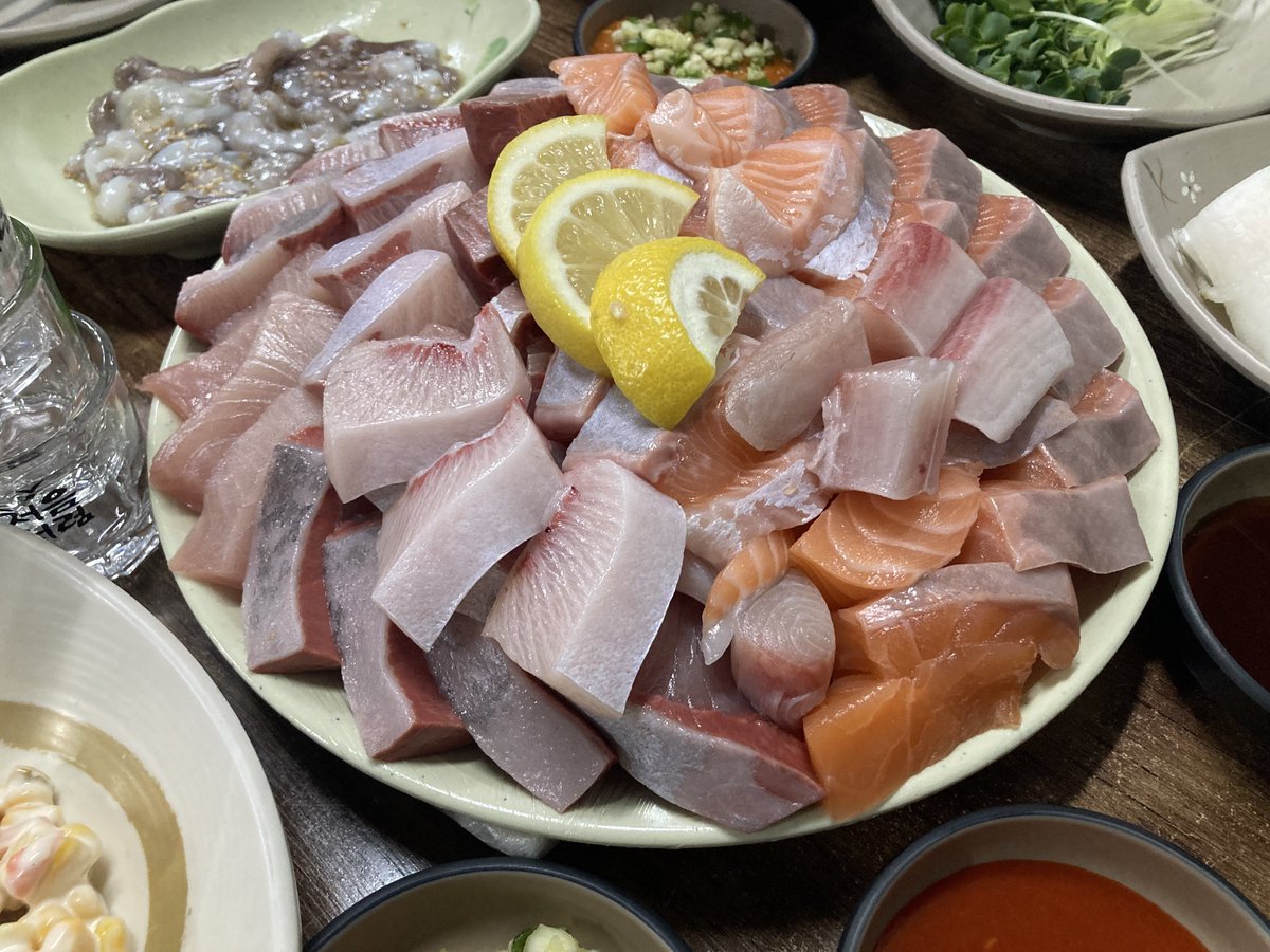 meowchan__'s tweet photo. 📍피롤앤랑그
📍바다회사랑
📍블루문

디저트가 생각보다 금방 품절되니 있을땨.. 다 드세요🤩 진짜루.짱.마싯어요
연어반광어반이거미*넘입니타+매운탕에꼭라면사리추가해먹기.ᐟ.ᐟ
칵테일바 급하게들어갔믄데 시킨거 다마싯엇어료🤍
...먼하루가먹다끗나죠?? 

#재찬아_밥먹자 https://t.co/E3mmtb7iwA