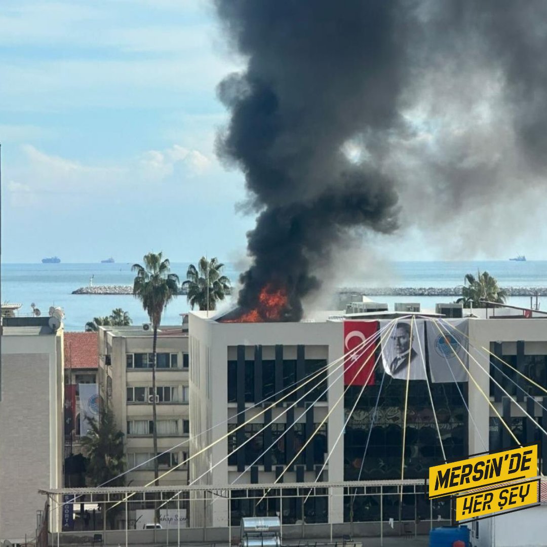 Mersin Büyükşehir Belediyesine bağlı Mersin Su ve Kanalizasyon İdaresi Genel Müdürlüğünün yeni hizmet binasında, Belediye Başkanı Vahap Seçer'in de katıldığı açılış töreninin hemen ardından yangın çıktı. Çatı katındaki yangın, personelin zamanında müdahalesiyle söndürüldü.