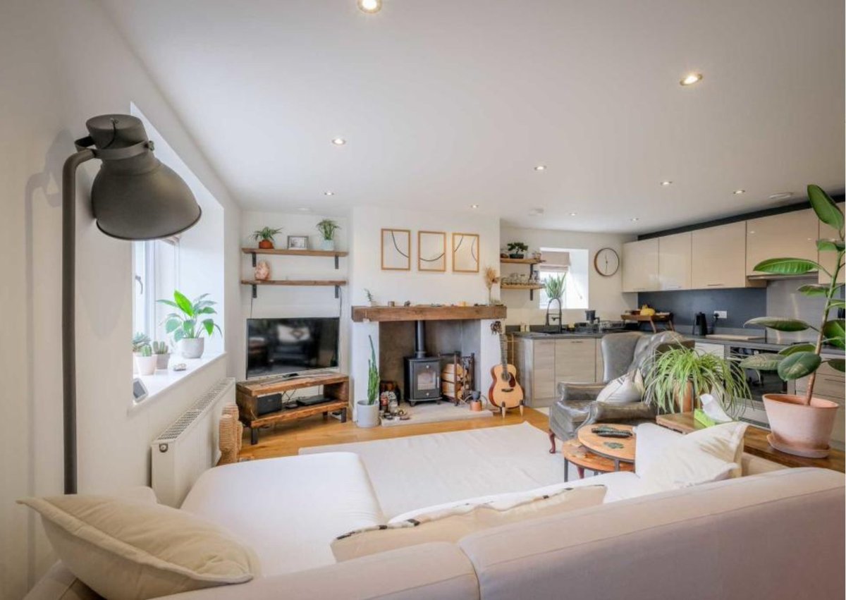 CPSEstates's tweet photo. JUST LOOK AT THOSE VIEWS 🤩

😍 Immaculate Character #Cottage
🌳 Stunning Views &amp; Location
🚘 Gardens &amp; Parking
✨ Modern Kitchen &amp; Bathroom
🚶 Short Distance to 3 Villages
📌 Great Access to #Manchester &amp; #WestYorkshire

https://t.co/rP3JjR6Fui

#Slaithwaite #Huddersfield https://t.co/9odGvjq9Va