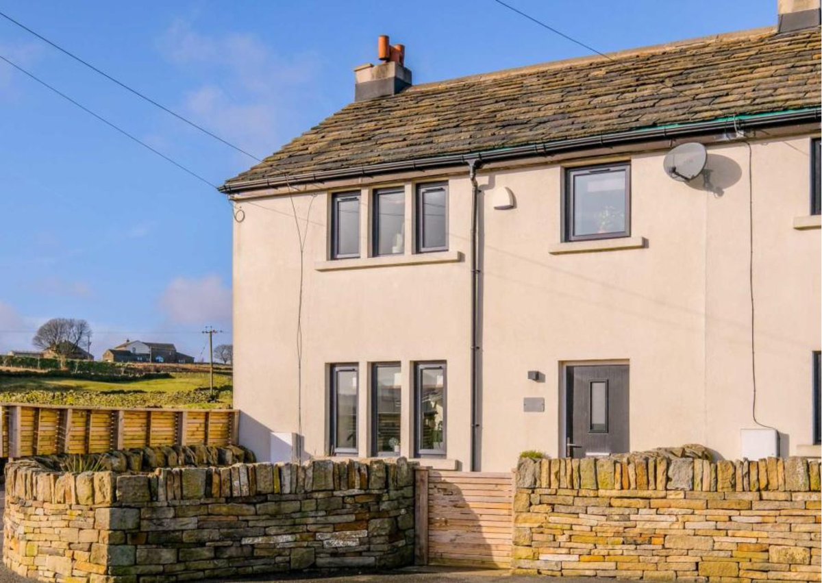 CPSEstates's tweet photo. JUST LOOK AT THOSE VIEWS 🤩

😍 Immaculate Character #Cottage
🌳 Stunning Views &amp; Location
🚘 Gardens &amp; Parking
✨ Modern Kitchen &amp; Bathroom
🚶 Short Distance to 3 Villages
📌 Great Access to #Manchester &amp; #WestYorkshire

https://t.co/rP3JjR6Fui

#Slaithwaite #Huddersfield https://t.co/9odGvjq9Va