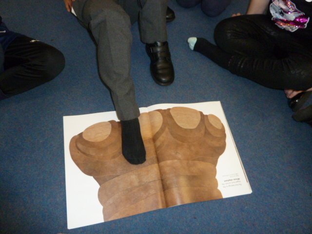 etonwickschool's tweet photo. Year 2 used the book 'Actual Size' by Steve Jenkins for #NumberDay. We compared our hand to a gorilla's hand and our foot to an elephant's foot. Then we measured the different animals parts with cubes and created a graph to display our results. https://t.co/0YK4lIi7Gz