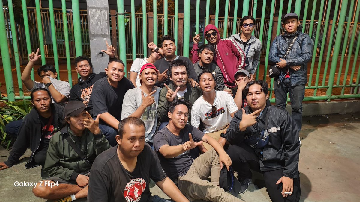 ternyataakutata's tweet photo. Jaman Lebak Bulus sm GBK klo Persija menang kita gamau pulang dari area stadion. Jaman berubah generasi berubah biarlah kami yg masih menjaga tradisi ini 👆 https://t.co/v0ZsWuOsPP