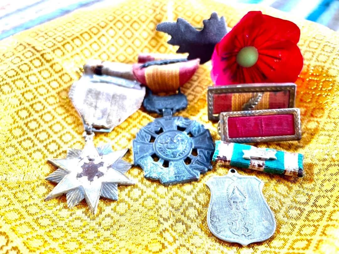 pleunpit_Ch9's tweet image. เชิดชูเกียรติทหารกล้า3 ก.พวันทหารผ่านศึก
คุณตาประสิทธิ์ เต็มวัน วัย78ปีชาวอ.กะเปอร์จ.ระนองอดีตพลทหารไทยที่เคยไปสู้รบในสงครามเวียดนามรับมอบดอกป๊อปบี้เครื่องยังชีพจากพ.อ.ภูมิพัฒน์ บุญเรืองขาว ผบ.ฉก.ร25 ที่เดินทางไปเยี่ยมให้กำลังใจเนื่องในวันทหารผ่านศึก @TNAMCOT