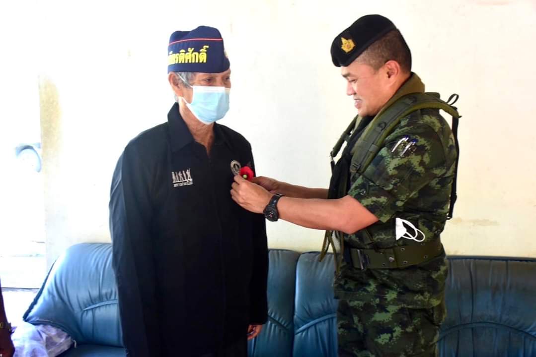 pleunpit_Ch9's tweet image. เชิดชูเกียรติทหารกล้า3 ก.พวันทหารผ่านศึก
คุณตาประสิทธิ์ เต็มวัน วัย78ปีชาวอ.กะเปอร์จ.ระนองอดีตพลทหารไทยที่เคยไปสู้รบในสงครามเวียดนามรับมอบดอกป๊อปบี้เครื่องยังชีพจากพ.อ.ภูมิพัฒน์ บุญเรืองขาว ผบ.ฉก.ร25 ที่เดินทางไปเยี่ยมให้กำลังใจเนื่องในวันทหารผ่านศึก @TNAMCOT