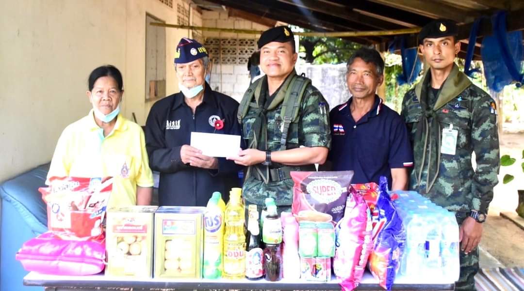 pleunpit_Ch9's tweet image. เชิดชูเกียรติทหารกล้า3 ก.พวันทหารผ่านศึก
คุณตาประสิทธิ์ เต็มวัน วัย78ปีชาวอ.กะเปอร์จ.ระนองอดีตพลทหารไทยที่เคยไปสู้รบในสงครามเวียดนามรับมอบดอกป๊อปบี้เครื่องยังชีพจากพ.อ.ภูมิพัฒน์ บุญเรืองขาว ผบ.ฉก.ร25 ที่เดินทางไปเยี่ยมให้กำลังใจเนื่องในวันทหารผ่านศึก @TNAMCOT