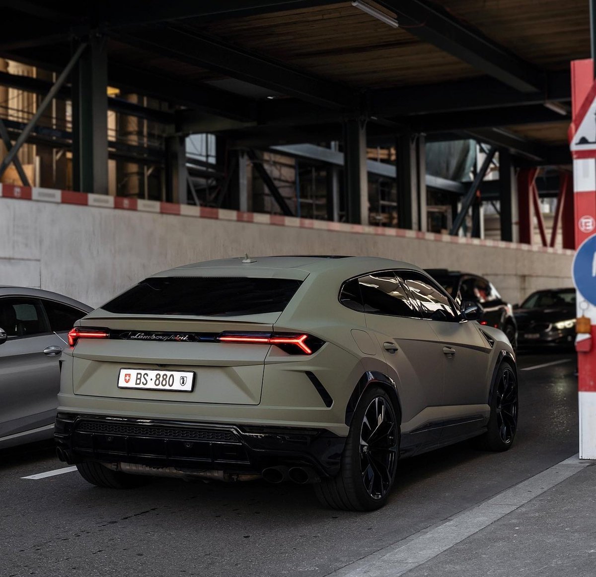 DailyLamboTM's tweet photo. Military spec'd Lamborghini Urus 💯 https://t.co/MjGrAO9CEy