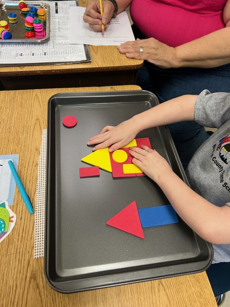 IC_Kirkpatrick's tweet photo. @MrsJTukes Mrs. Lane's kindergarten students are identifying shapes in this @openmiddle task.  The foam shapes allowed the task to be adapted for a VI student.  They had to justify their answers with shape attributes when talking in their groups. #SMP3 #ncssbethebest #ncts https://t.co/Gek6I0hTGv