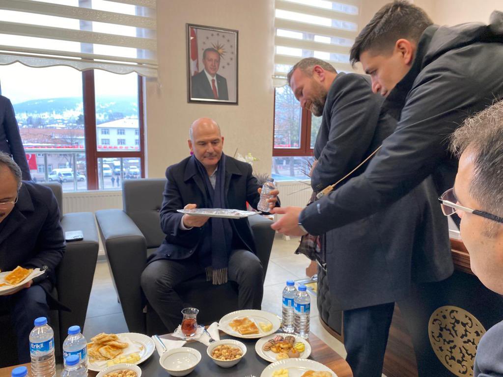 faikzcan9's tweet photo. Çankırımız'a hoşgeldiniz sayın Bakanım.

İçişleri Bakanımız Sn. Süleyman Soylu tarafından Eldivan İlçenizde gerçekleştirilen yeni hükümet konağı açılış törenine katıldık. 

Eldivan Yeni Hükümet Konağı Çankırılı, Eldivanlı hemşehrilerimize hayırlı olsun. https://t.co/BZsk1hMnl5