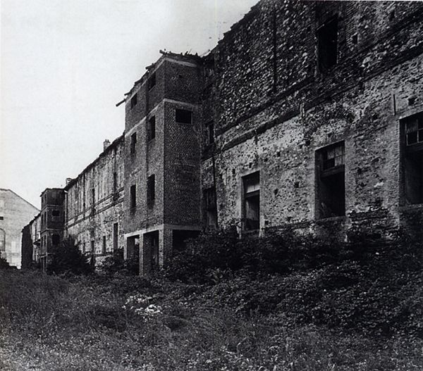 rivolicast's tweet photo. Oggi vi proponiamo un'immagine della #ManicaLunga prima del restauro terminato nel 2000 . Il disordine delle aperture del fronte nord della Manica Lunga indica le trasformazioni subite dall'edificio castellamontiano. #unastorialungamilleanni @res_sabaude @LaVenariaReale https://t.co/NZx5P9noJK