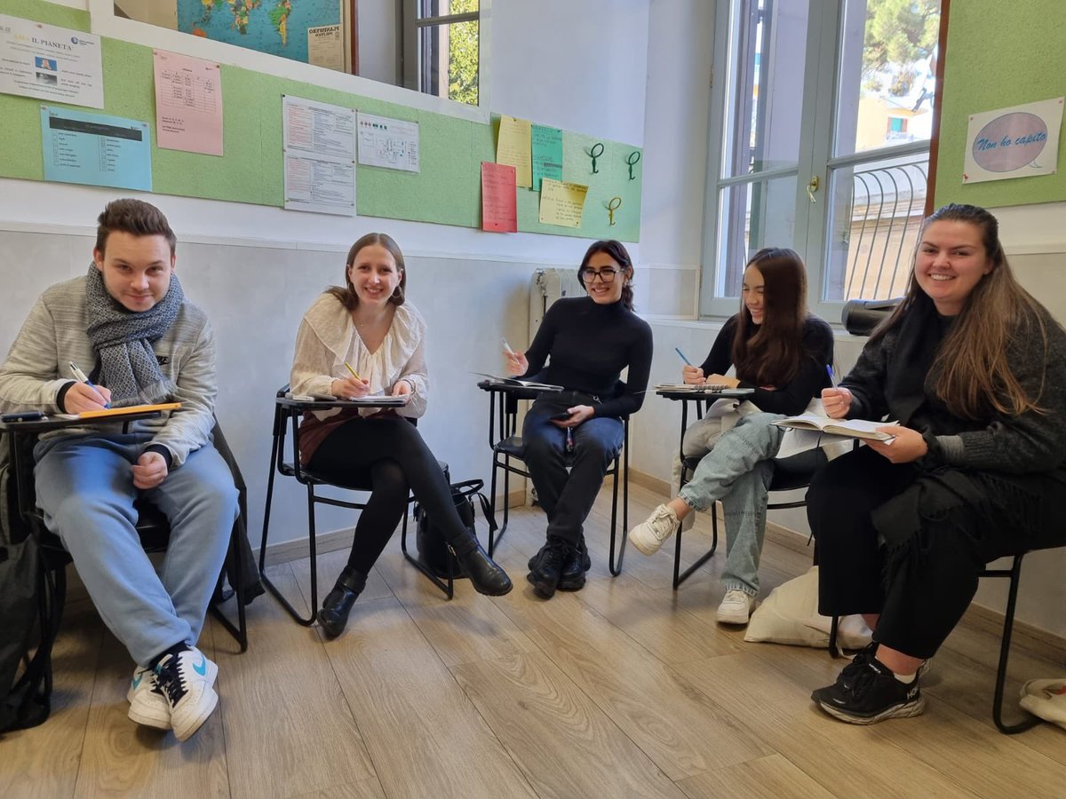 I sorrisi di chi studia alla Dilit e vive il sogno italiano 🇮🇹 
Buon fine settimana! ❤️
#italianlanguage