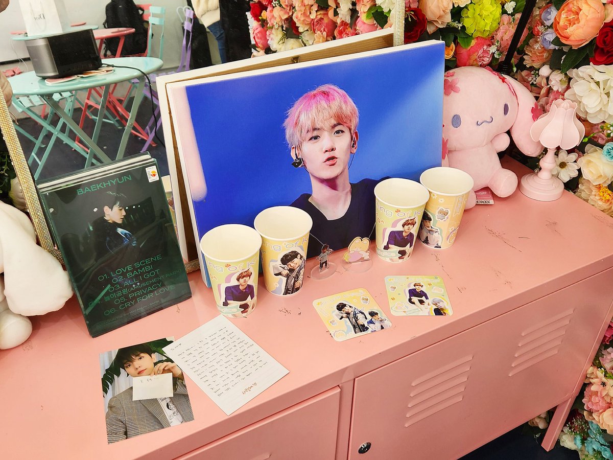 nocontextkeum's tweet photo. 📍홍대 폴링디저트 

아기자기 인테리어가 귀여웠던 곳🫠🤍 백현이 편지 엽서 특전도 너무 마음에 들었고 벽 한 면에 크게 백현이 무대 영상들이 계속 나와서 더 좋았어요! 동행이랑 음료 마시면서도 한참을 보고 있었음,.. 이것저것 백현이로 가득찬 공간이라 행복했습니다❤︎ 

#kpop기강잡으러왔큥 https://t.co/6sWH1Cz42j