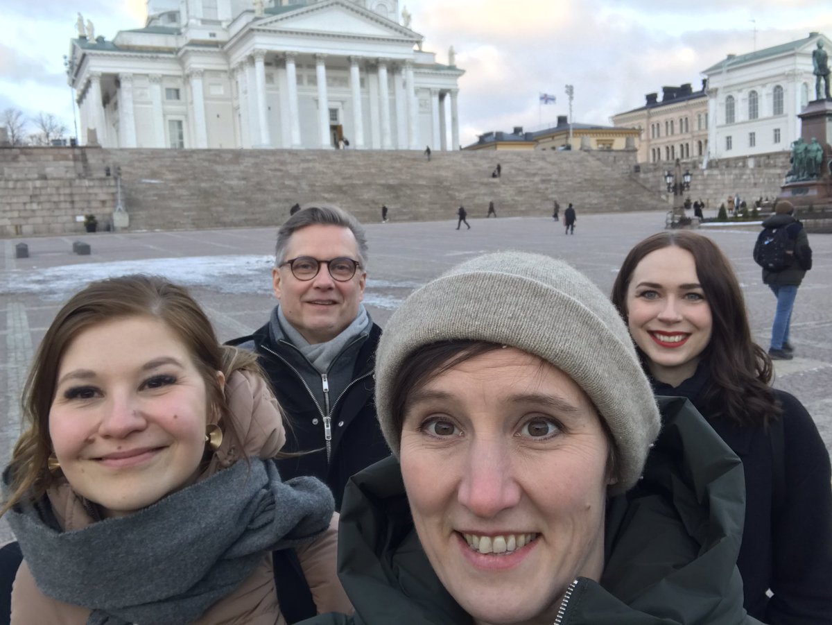 Tänään käytiin viikon päätteeksi Säätytalolla kunta-valtio tulevaisuuskeskustelua. Kirjava joukko kunta- ja valtioväkeä <a href="/Kuntaliitto/">Kuntaliitto | Kommunförbundet</a> &amp; <a href="/VMuutiset/">Valtiovarainministeriö | Finansministeriet</a> kutsumana yhteistä suuntaa hakemassa. Kotimatkalle valikoitui valiojoukko @helenavuopion kaimani <a href="/miirariipinen/">Miira Riipinen 🌱🏳️‍🌈🇫🇮❤️🇺🇦🇪🇺♻️</a> ja kollega <a href="/jvalanta/">Jose Valanta</a>👭🏻