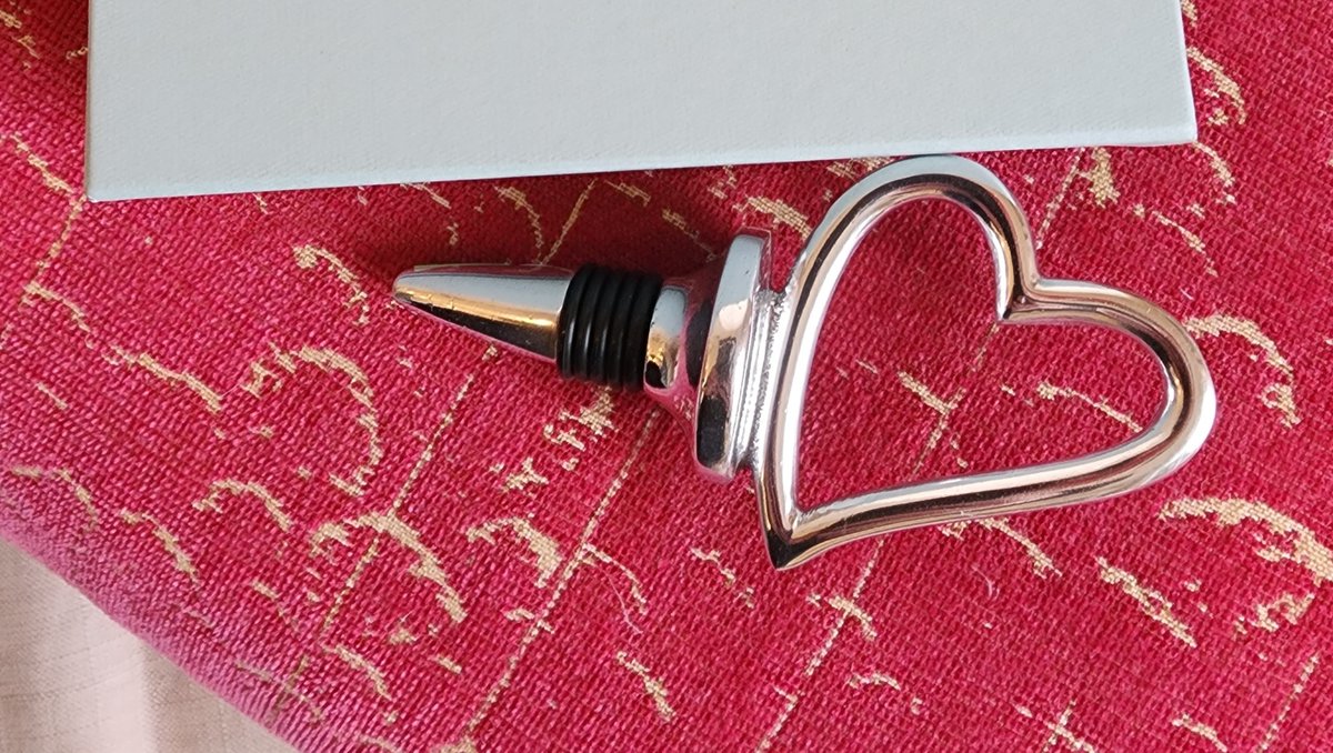 JoyAdare's tweet photo. Wine Time Giveaway! 🍷 ❤️ 

Get ready for your romantic Valentine's Day dinner with this cute wine stopper I got from @mariposagift!

See how to enter on Instagram @joyadareromance!
⁠
All entries (one per person) must be received by February 7th, 12:00pm PST. https://t.co/InW5m1nIAj
