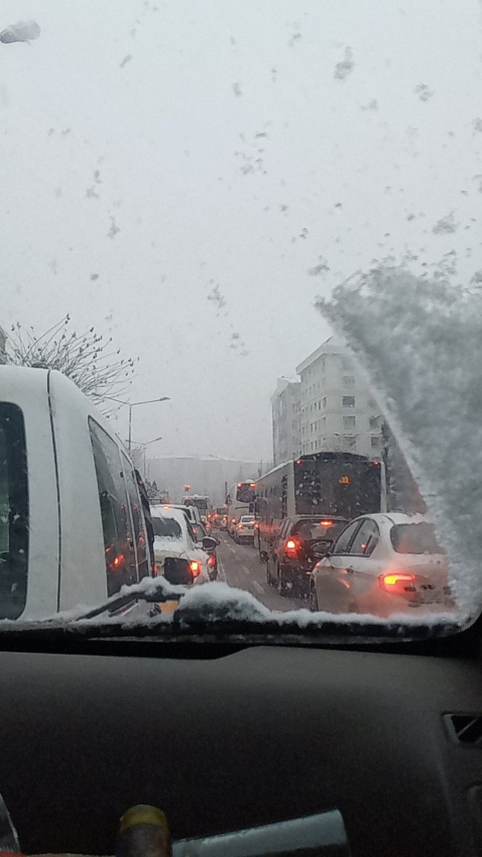 😒 yine cuma, yine trafik.
Kar yağıyor diye ayrı bi trafik.
Dengesiz ve dikkatsiz sürücülerin hatasından dolayı yine trafik.
Kafayı yicem imdat !
