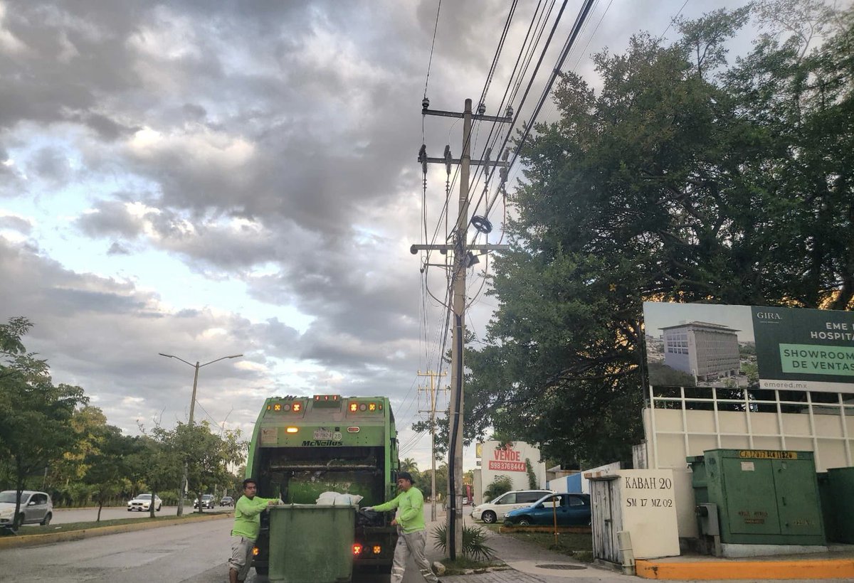 SIRESOL_CUN's tweet photo. Te recordamos los días y horarios de recolección de la zona 3 son los lunes, miércoles y viernes en punto de las 6:00am. 🕕 ♻️
Seguimos avanzando hacia la #SM17 con la unidad no. 28 🚛 y su respectiva supervisión para un mejor trabajo. 🧹
@anapatyp
#CancúnNosUne https://t.co/j2OqR1Zcee