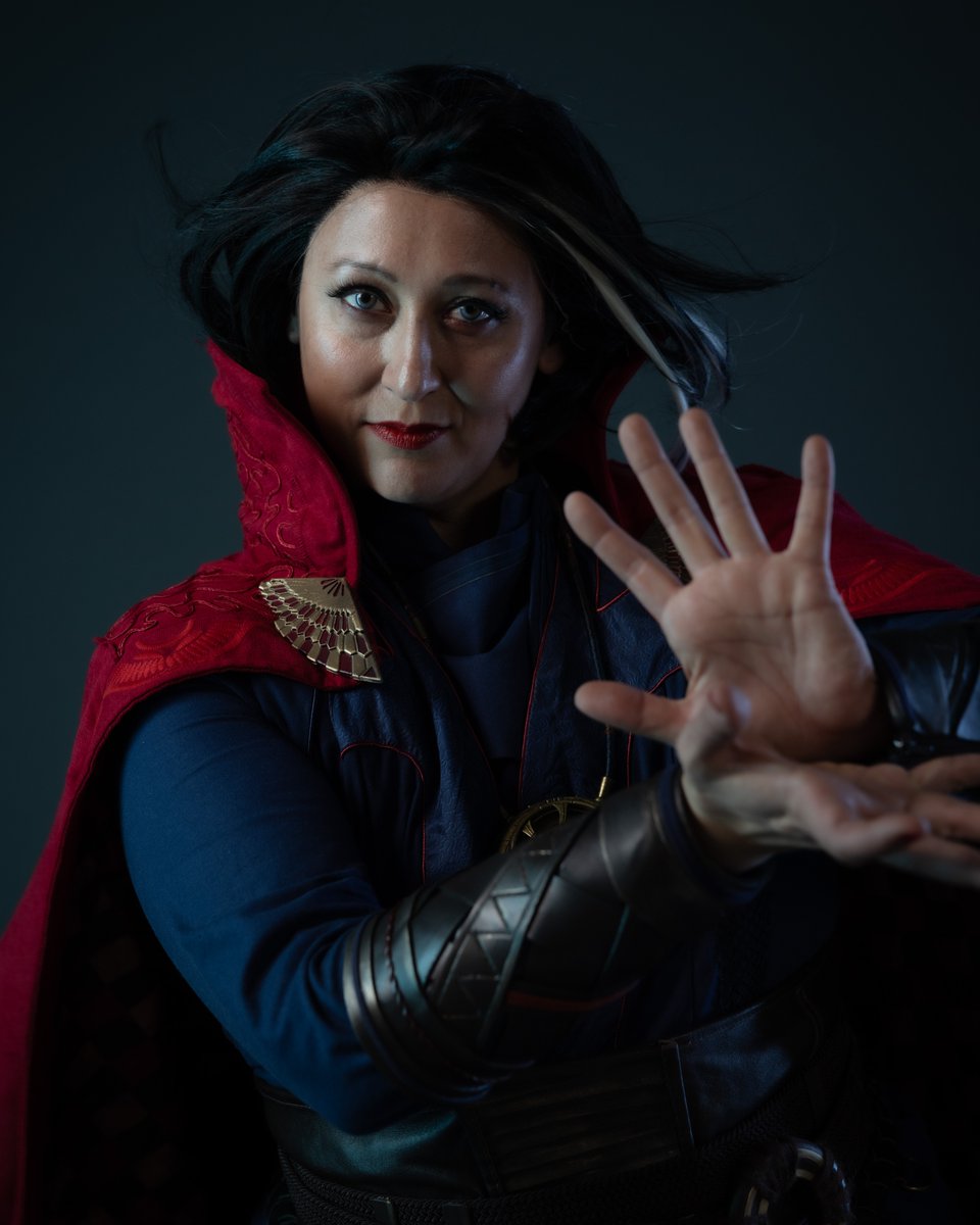 meierkamer_ch's tweet photo. Dr. Strange alias @cloak.of.levitation war bei uns im Fotostudio und hat kräftig alles durcheinandergewirbelt. 
#cosplayfotografie #fantasyfotografie #superhero  #drstrange #bildbearbeitung #photoshop #fotostudio https://t.co/Z4KW9FPlqE