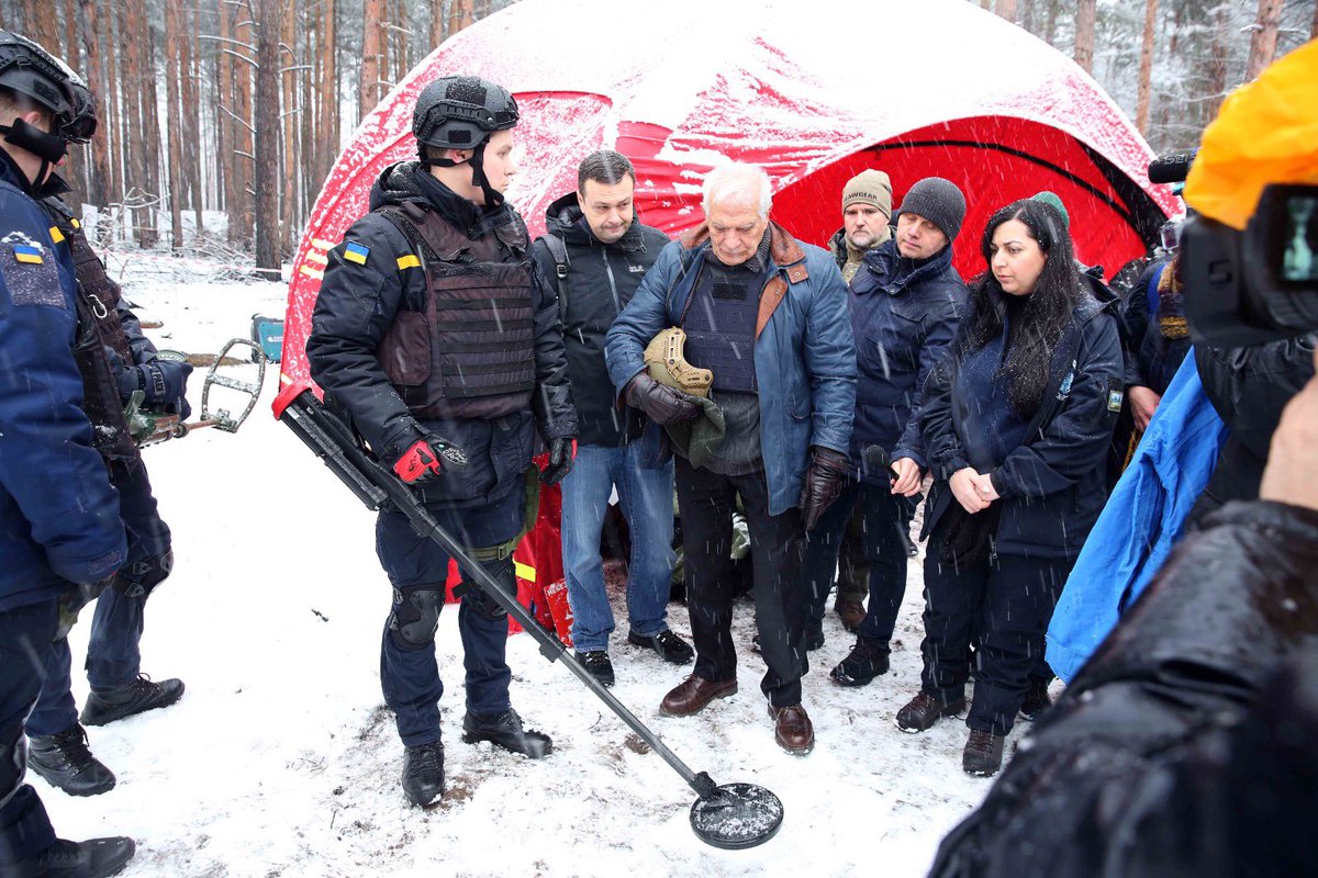 A powerful signal of support for 🇺🇦during a working visit to Kyiv region, <a href="/EU_Commission/">European Commission</a> Vice-President <a href="/JosepBorrellF/">Josep Borrell Fontelles</a> announced a new EU aid package of €25m for #demining. Modern equipment,specialists’ training will make this process more effective &amp;productive thank you 🇪🇺